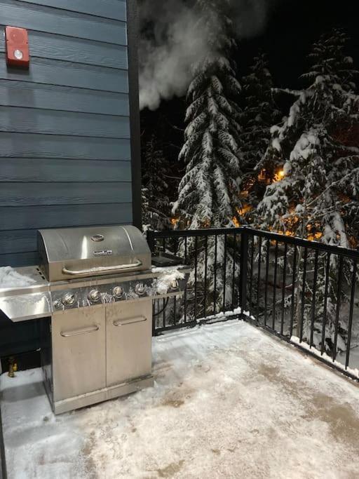 Ski In Ski Out With Huge Game Room And Hot Tub Fernie Exterior photo
