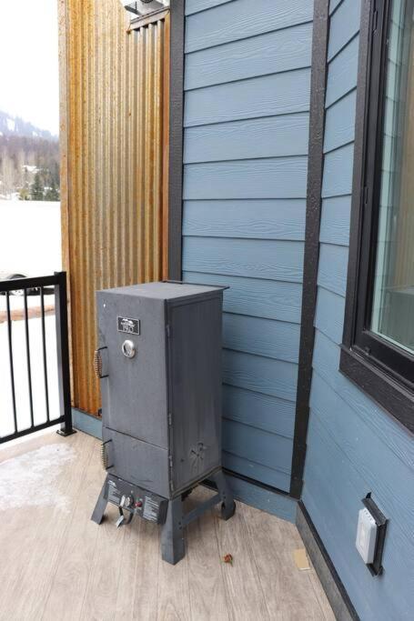 Ski In Ski Out With Huge Game Room And Hot Tub Fernie Exterior photo